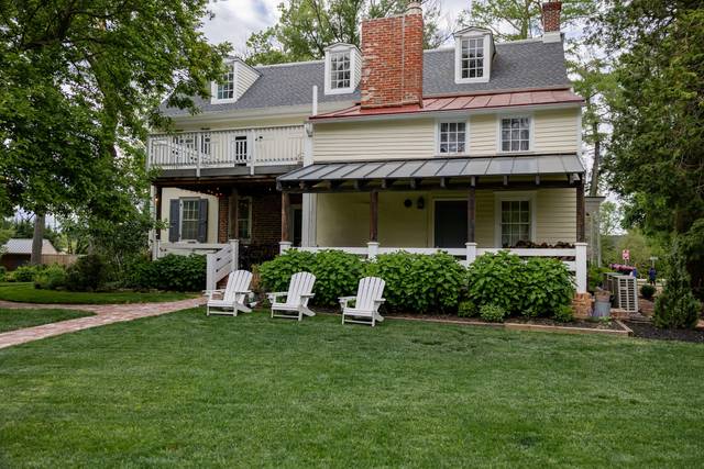 Farmhouse & Lawn