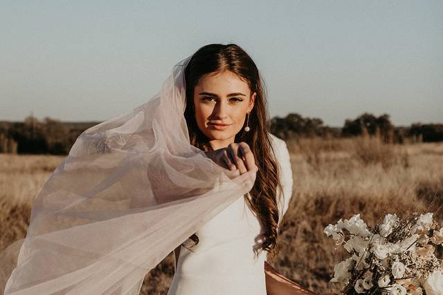 Showing off the flowing veil