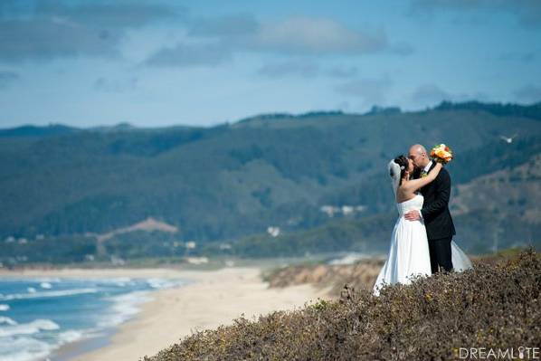 destination wedding in Half Moon Bay, CA.
(www.dreamlitephotography.com)