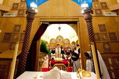 beautiful colors inside a Coptic Orthodox wedding in Central NJ. (www.dreamlitephotography.com)