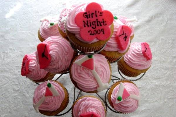 Cinnamon cupcakes with buttercream frosting and fondant decoration (martini glasses, purses and flower cutout)