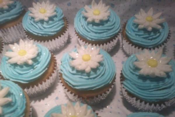 100 Sugar daisy with vanilla frosting with lemon cupcakes to match the bridemaid dresses. Cost: $75.