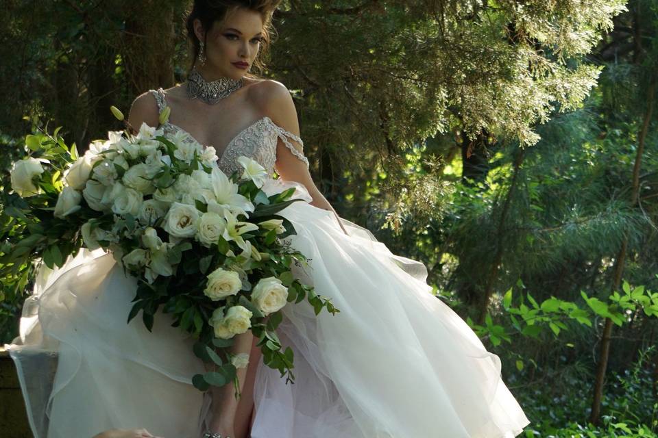 Dramatic white floral bouquet