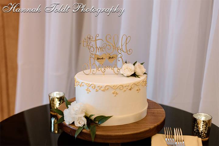 1-tier Cake w/ Gold Piping