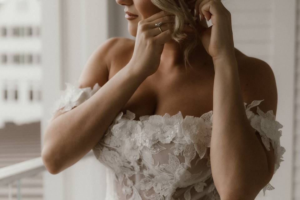 Subtle glam, stunning bride.