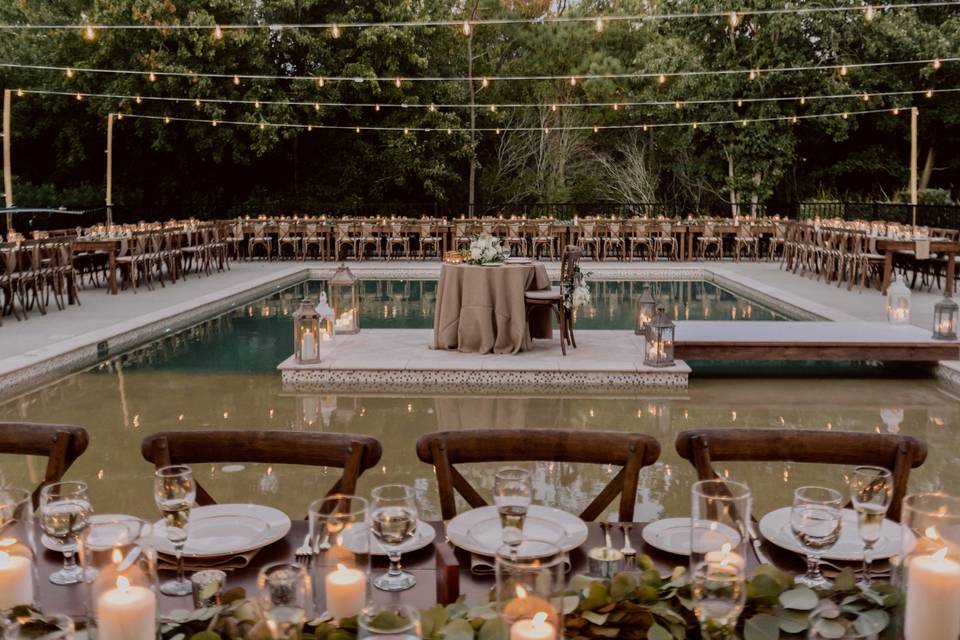 Poolside venue | Photo by Mary Basnight Photography