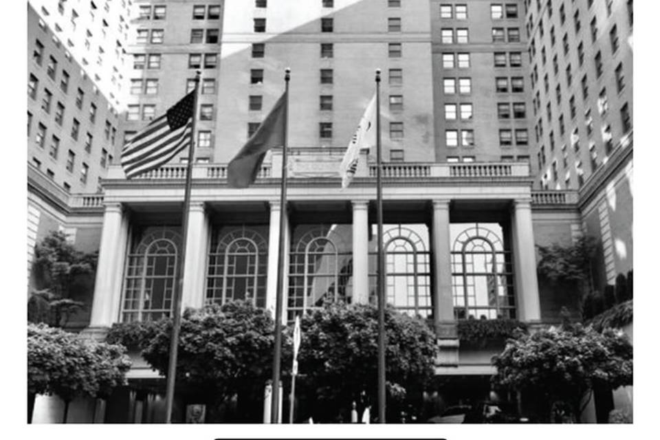 fairmont hotel outside black and white_2000px.jpg