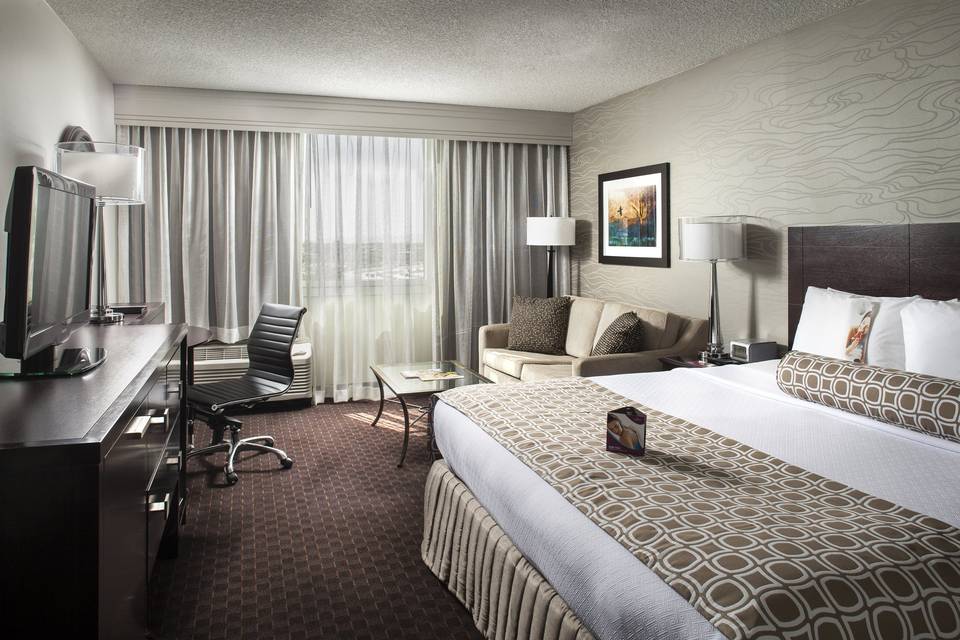 One king bed plus an array of amenities combine to make this lodging option most desirable. Savor everything from a refrigerator and cable television with premium channels to a work desk with ergonomic chair and free Wi-Fi.
