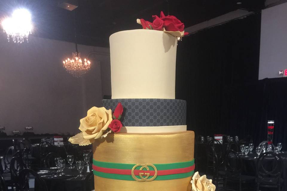 Wedding cake with gold center tier