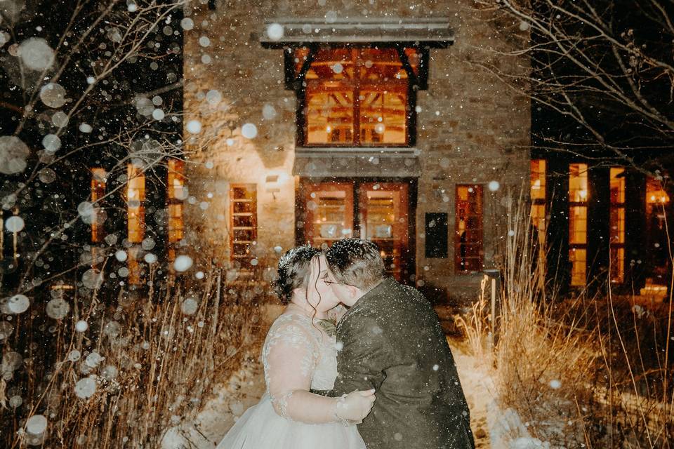 Winter wedding front kiss
