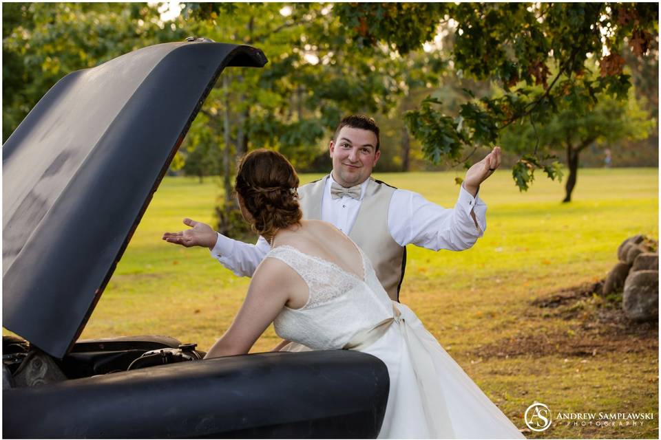 No need for an extra set of hands as the bride as it covered!