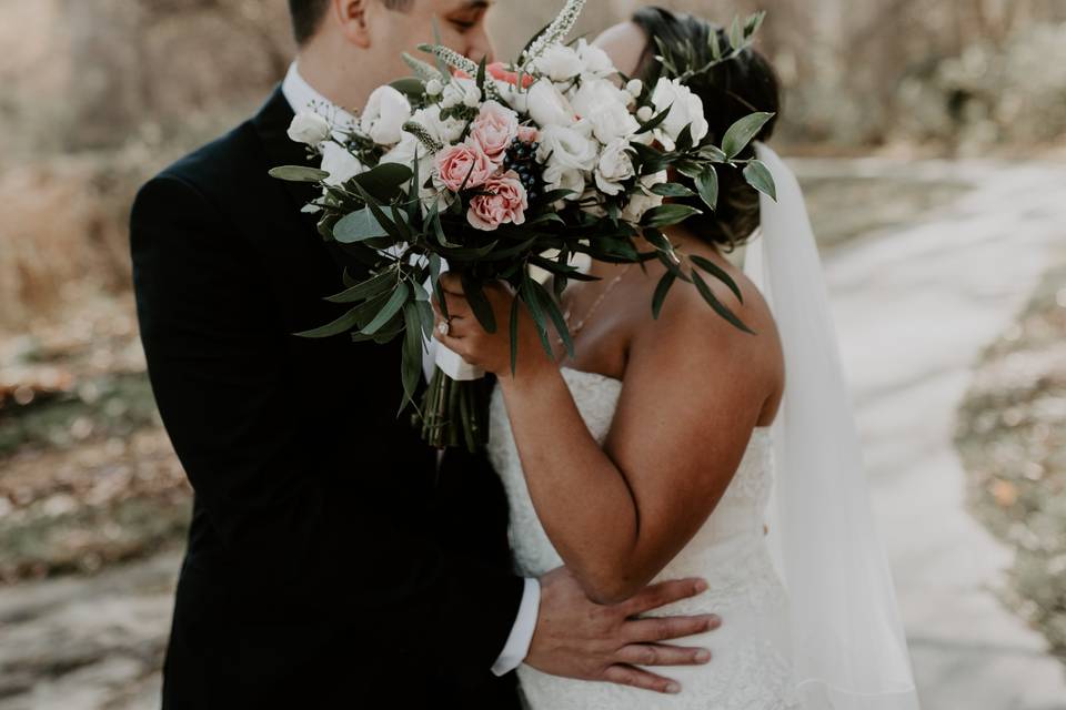 Kiss behind bouquet