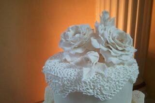 White gum paste roses with free standing fillegre