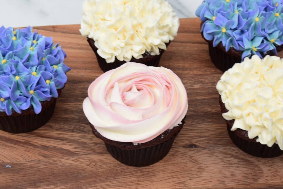 Hand piped flower cupcakes