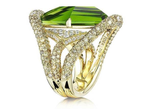 18KT YELLOW GOLD KITE-SHAPE PERIDOT VALENTINA COCKTAIL RING