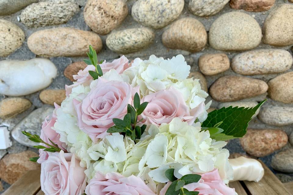 Hydrangea/roses bouquet