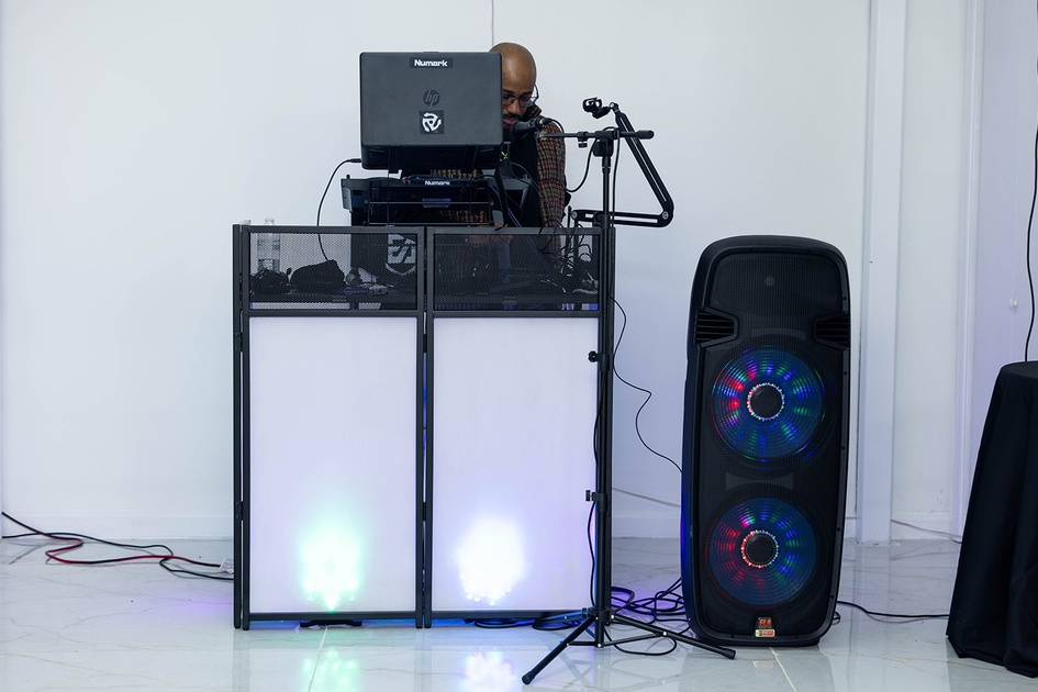 DJ 2