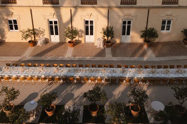 Luxury long imperial table