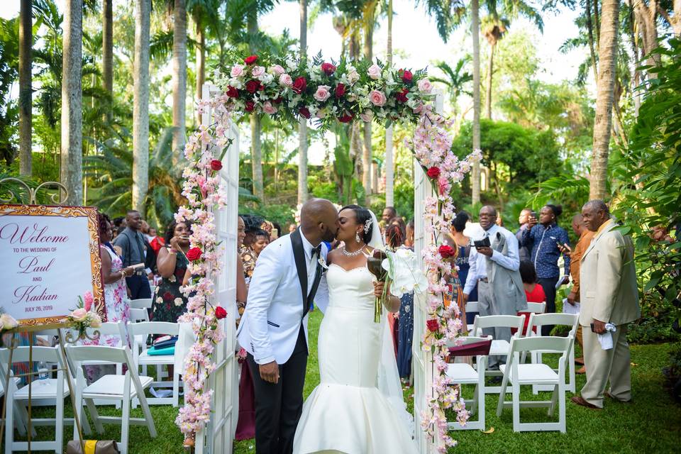 A kiss under the arch