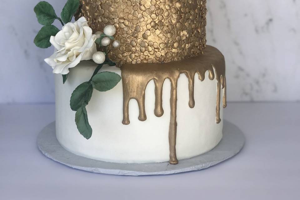 White and gold cake