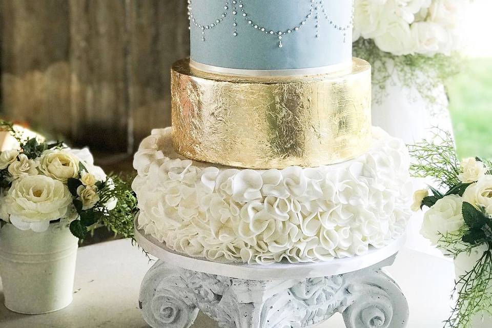 White, blue and gold cake