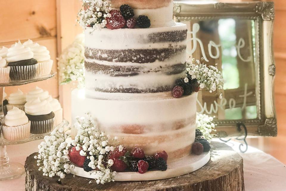 White, blue and gold cake