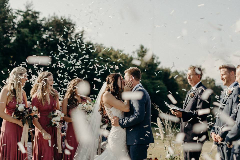 Ceremony kissin!