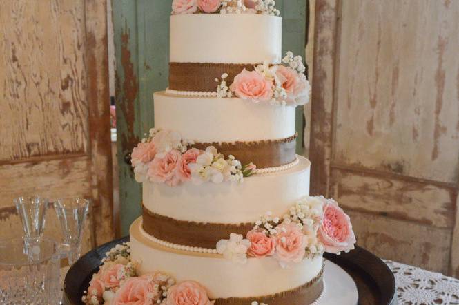 Rustic elegant wedding cake with edible burlap and flowes