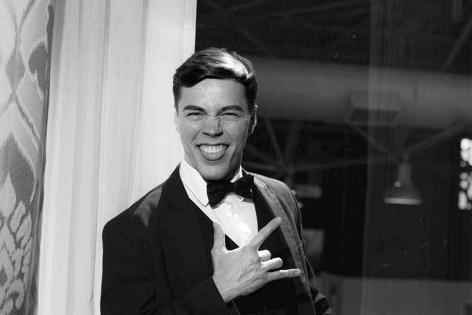 Groom portraithttps://cdn0.wed