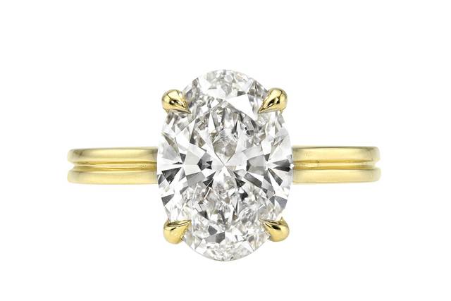 Oval engagement ring