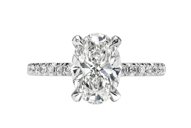 Engagement ring with 4 claw pr