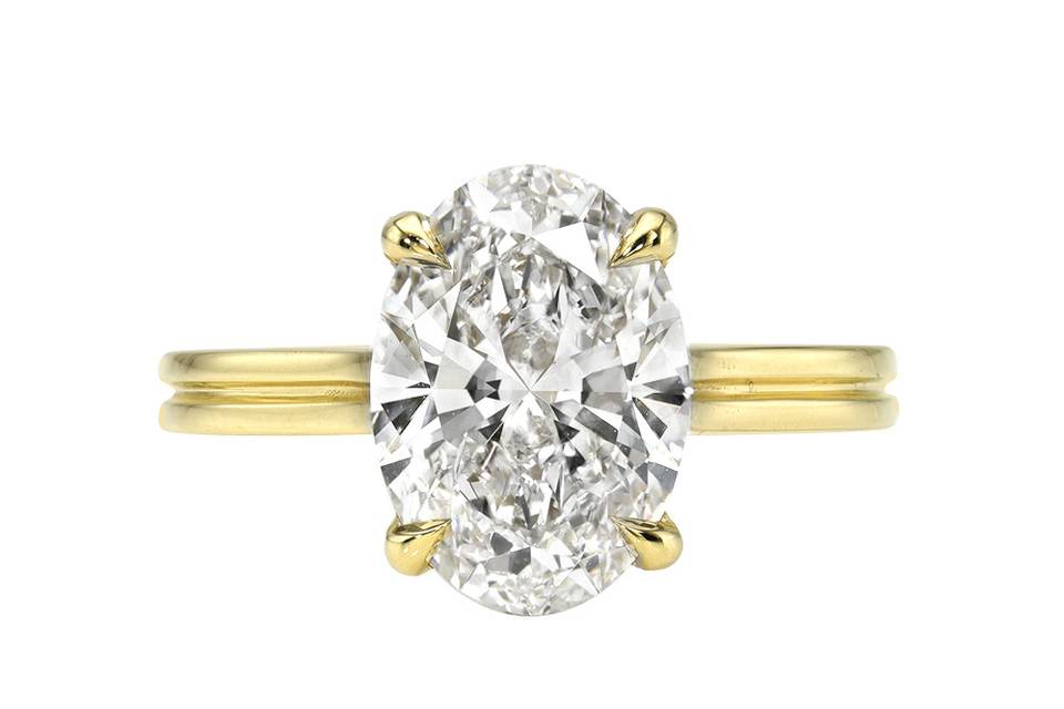 Oval engagement ring