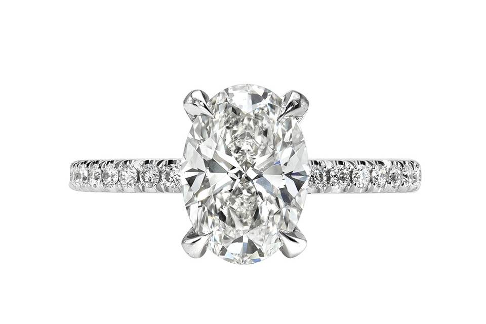 Engagement ring with 4 claw pr