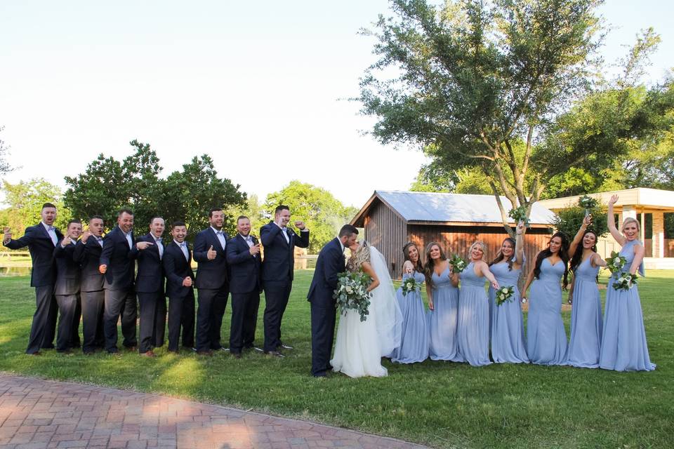 The bridal party lakeside!