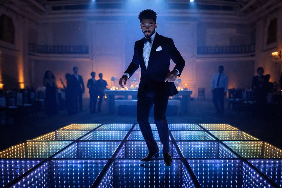 DAZZLING DANCE FLOORS & PHOTOBOOTHS