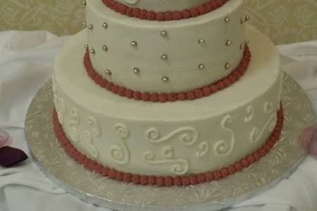 red velvet w/white chocolate buttercream & fresh strawberries