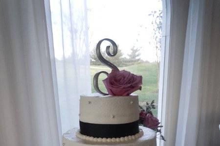 Liz & Kevin's Wedding Cake - 1/12/12Bristow Manor Golf Club, Bristow, VA3-tier Square and RoundYellow, Chocolate, and Espresso Chocolate w/Chocolate Mocha Buttercream - all done in white buttercreamBlack Ribbon