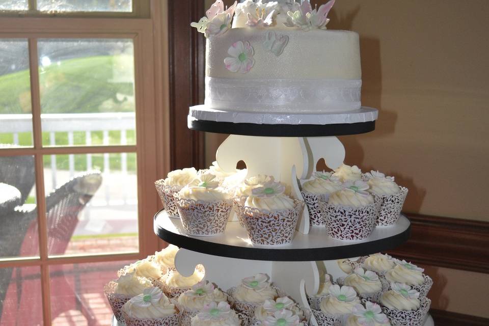 Lynette & Bob - Wedding Cake at Raspberry Falls in Leesburg, VA