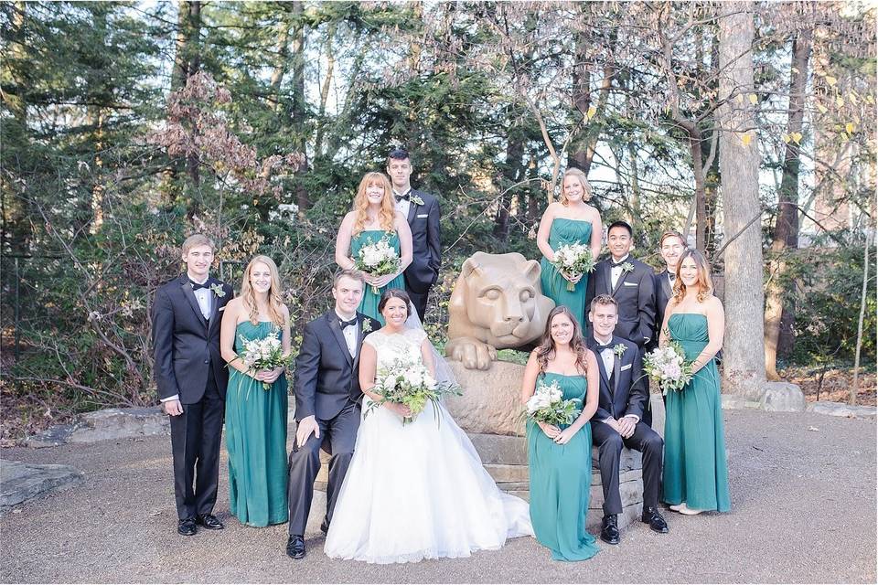 Couple with the bridesmaids and groomsmen