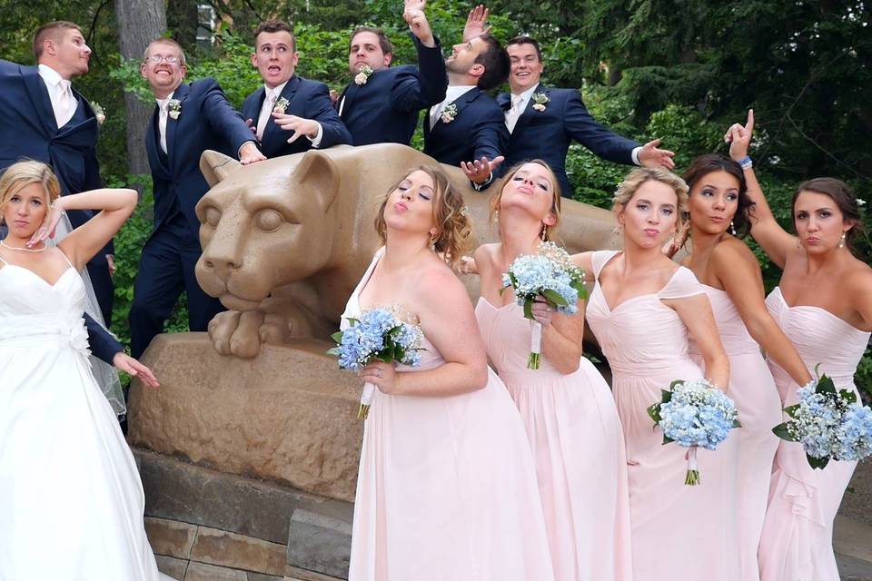 Couple with the bridesmaids and groomsmen