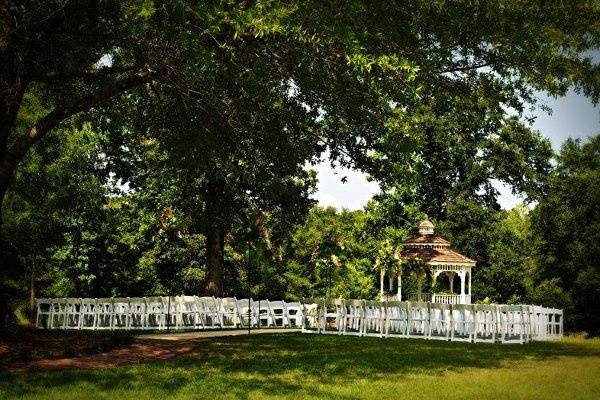 Southern House and garden a beautiful country setting overlooking our lush manicured garden with 6 acres of tree lined pasture with horses in view. It is truly a beautiful backdrop for the perfect wedding!