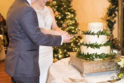 Couple cutting cake