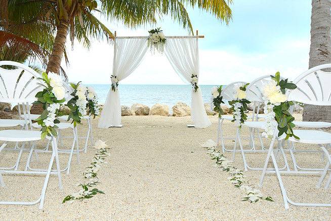 Traditional in white-ivory
#beachwedding