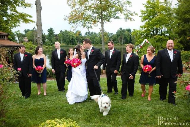 The couple with their bridesmaids and groomsmen