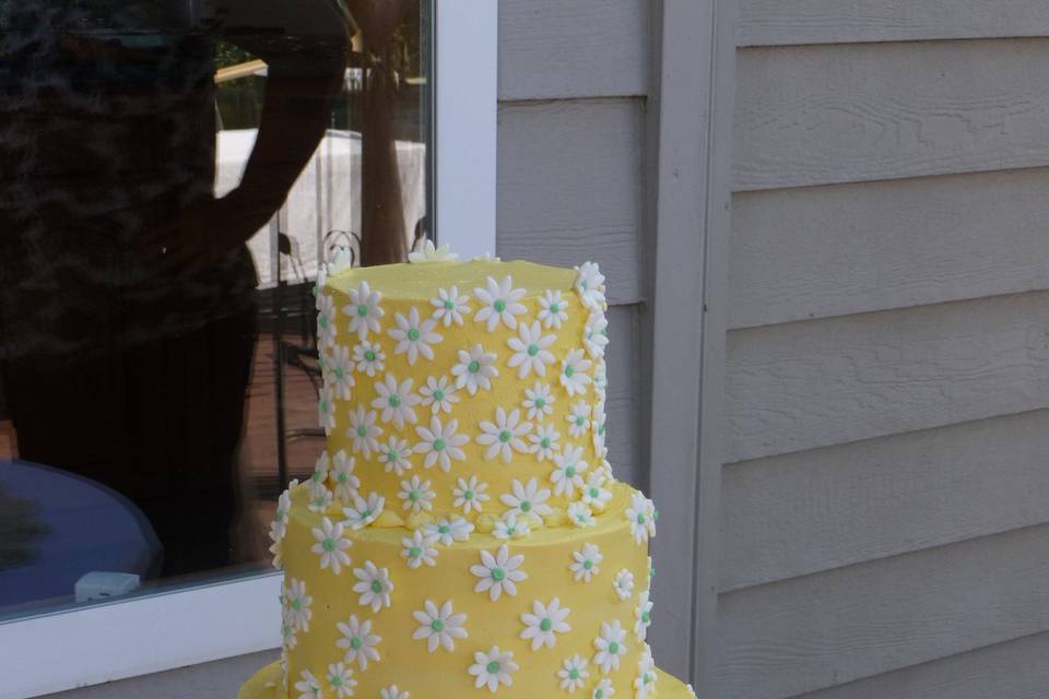 100% buttercream iced with fondant daisies