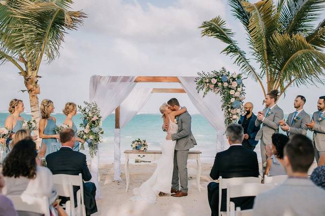 The first kiss on the beach