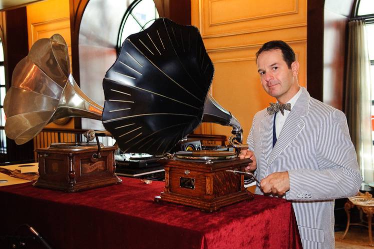Antique Phonograph DJ MAC