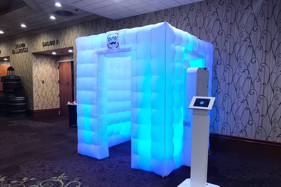 Inflatable booth