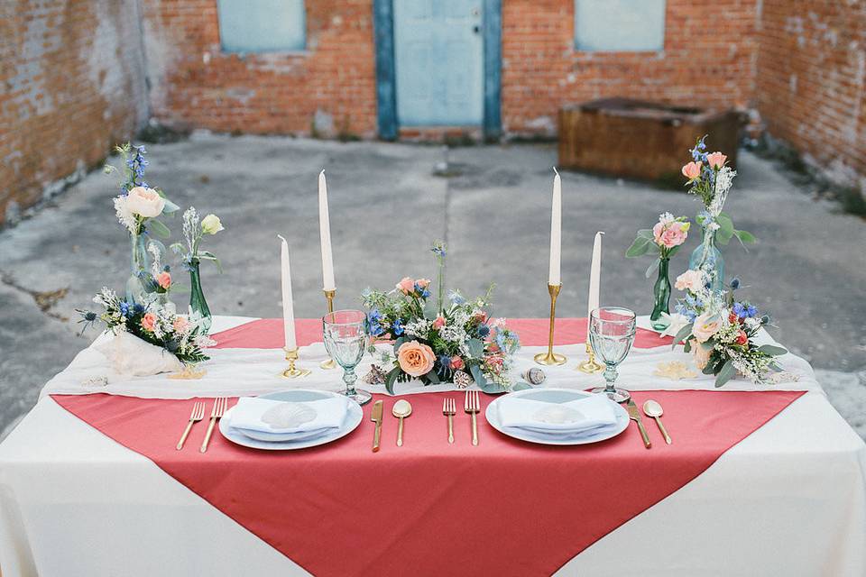From brass candles to vintage bottles and mismatched goblets - we have a wide variety of tabletop details.