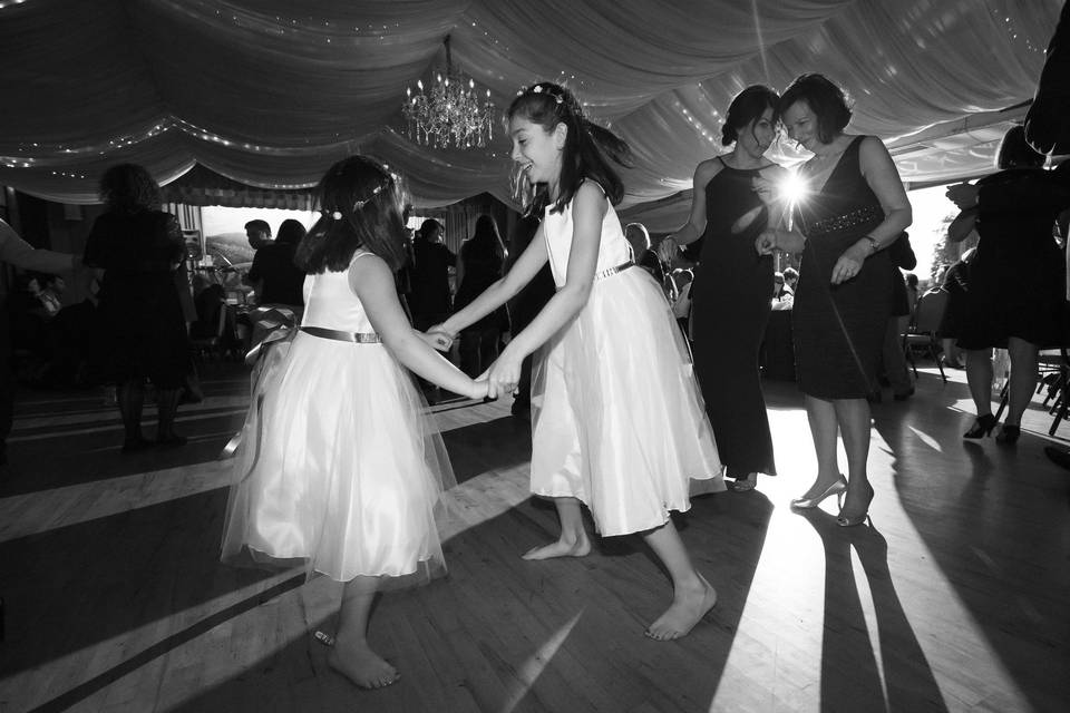 The guests dancing | De Nueva Photography